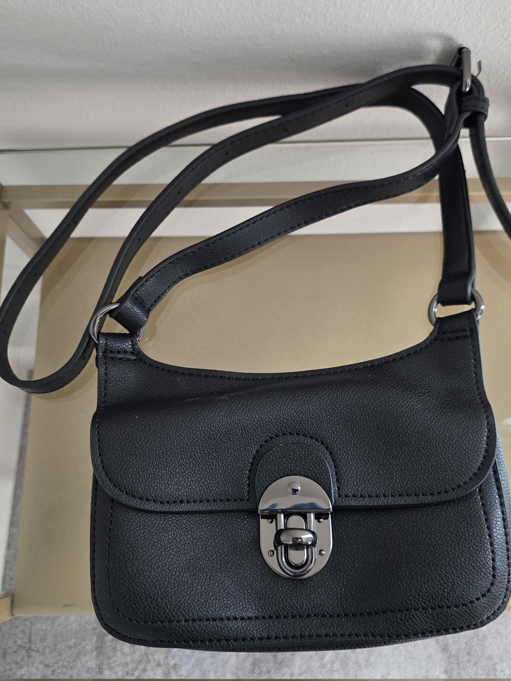Minimalist Black Crossbody Bag with Polished Hardware